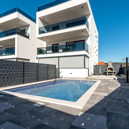 Apartment Poolside 2 Bedroom Ap. Mare