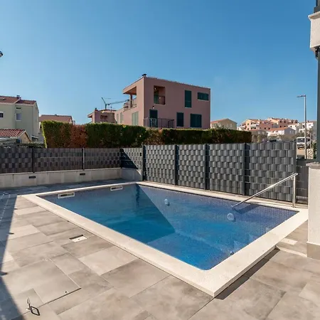 Poolside 2 Bedroom Ap. Mare *