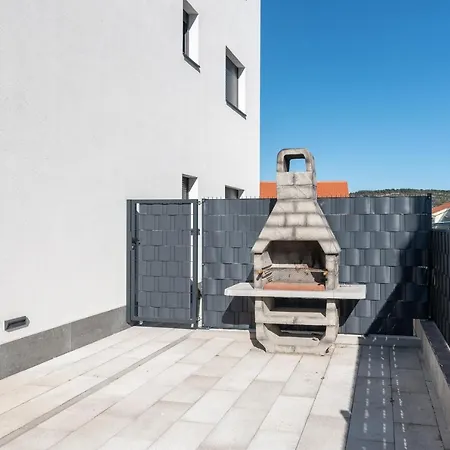 Poolside 2 Bedroom Ap. Mare Trogir