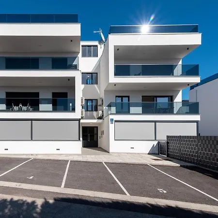 Poolside 2 Bedroom Ap. Mare * Trogir