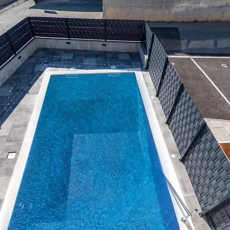 Poolside 2 Bedroom Ap. Mare *