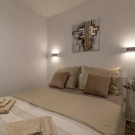 Poolside 2 Bedroom Ap. Mare *