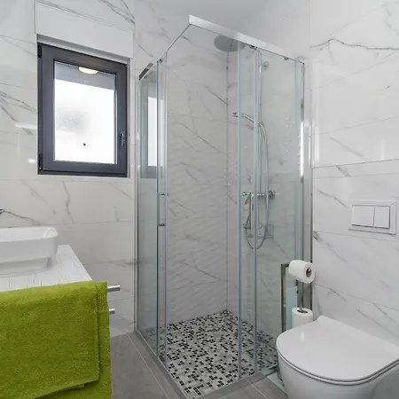 Apartment Poolside 2 Bedroom Ap. Mare