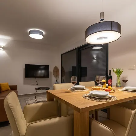 Poolside 2 Bedroom Ap. Mare Apartment