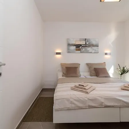 Poolside 2 Bedroom Ap. Mare Apartment *