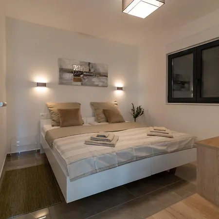 Poolside 2 Bedroom Ap. Mare Trogir