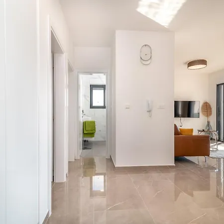 Apartment Poolside 2 Bedroom Ap. Mare