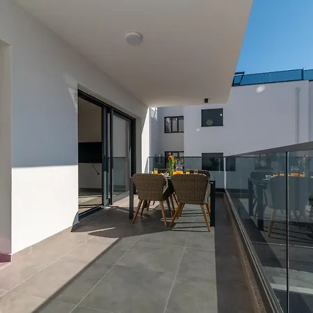 Apartment Poolside 2 Bedroom Ap. Mare