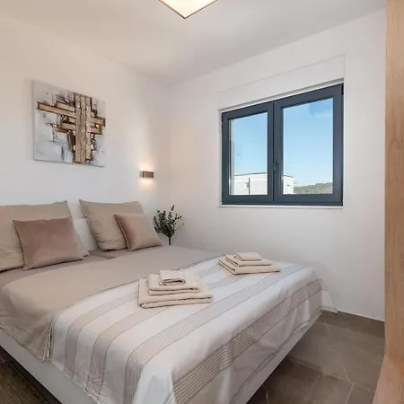 Poolside 2 Bedroom Ap. Mare Apartment