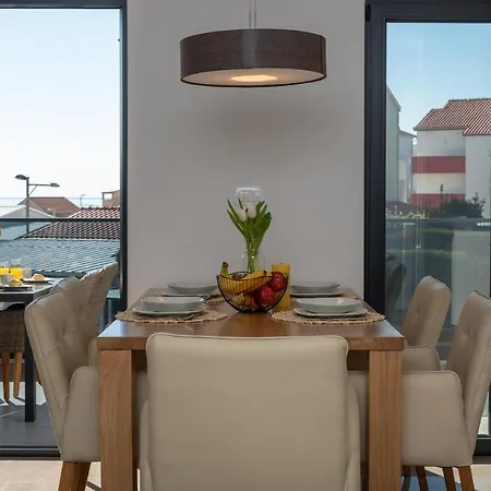 Poolside 2 Bedroom Ap. Mare *