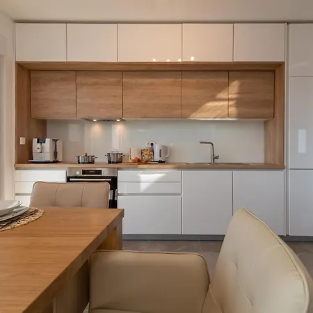 Poolside 2 Bedroom Ap. Mare Apartment