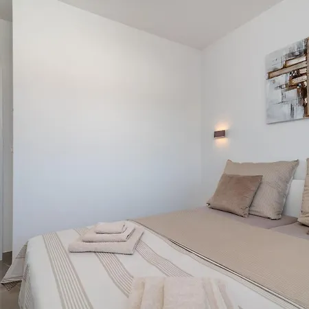 Poolside 2 Bedroom Ap. Mare * Trogir