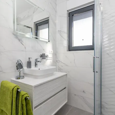 Poolside 2 Bedroom Ap. Mare * Trogir