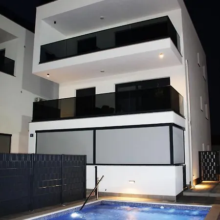 Poolside 2 Bedroom Ap. Mare Apartment *