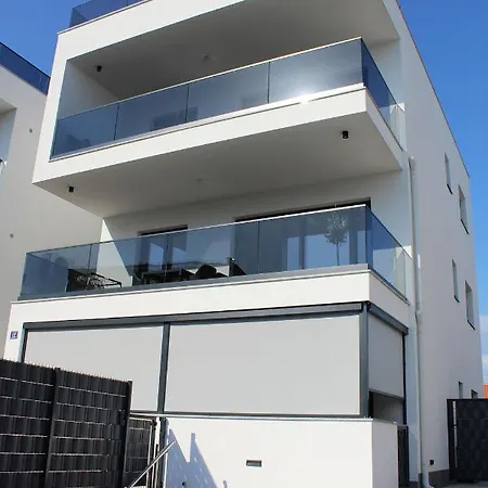 Poolside 2 Bedroom Ap. Mare